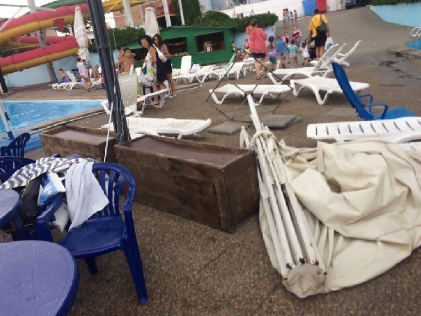 Новочеркасский аквапарк укрепил зонты после происшествия с женщиной и ребенком