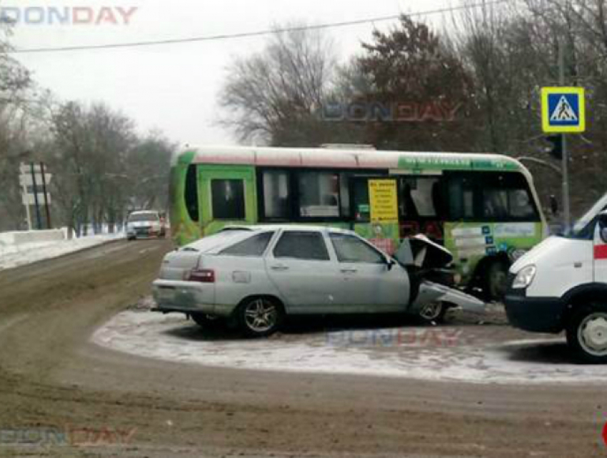 «Лада» не поделила перекресток с маршруткой в Новочеркасске