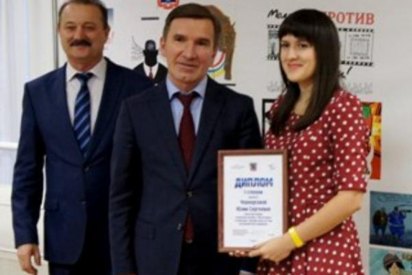 Новочеркасская студентка стала автором лучшего плаката на тему противодействия коррупции 