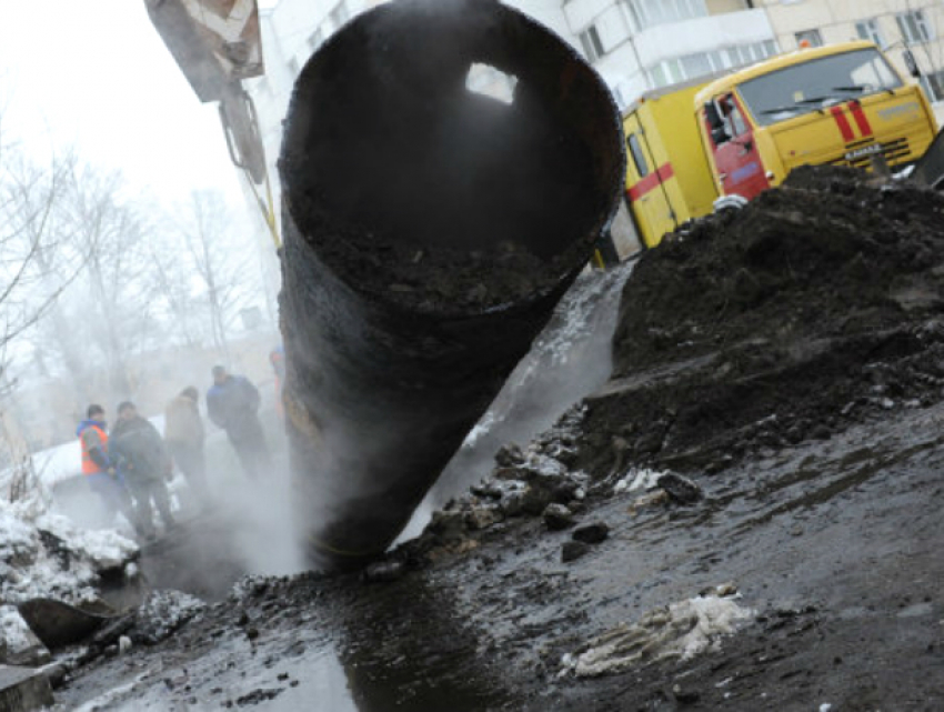 Прорыв трубы в Новочеркасске лишил воды жителей главного проспекта города