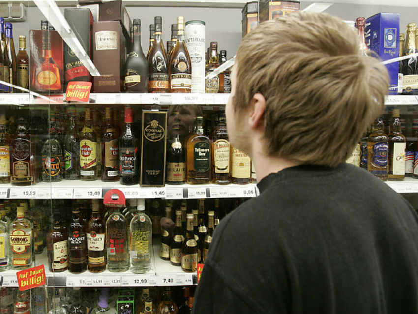 Два уголовных дела завели в Новочеркасске за продажу алкоголя детям