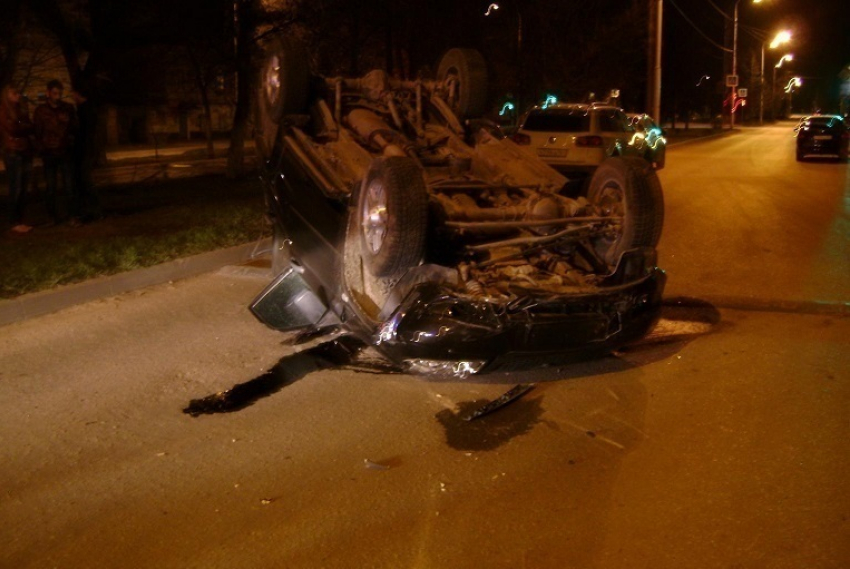 В Новочеркасске на проспекте Ермака перевернулся джип с военными номерами