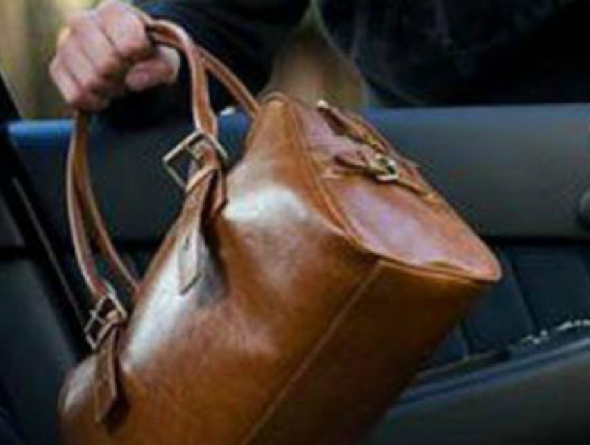 Находчивый воришка похитил сумочку из попавшего в небольшое ДТП автомобиля в Новочеркасске