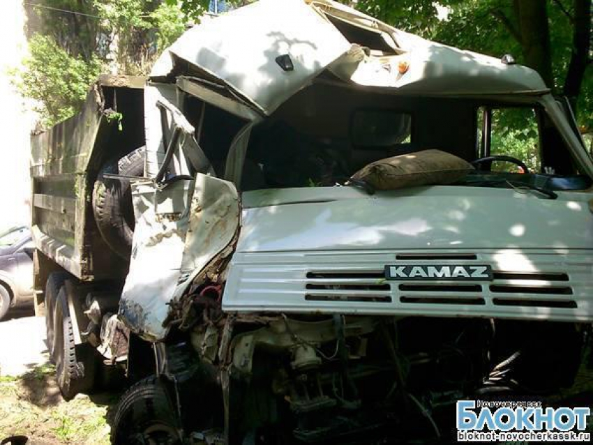 В Новочеркасске водитель КамАЗа, спасая людей, направил машину в дерево
