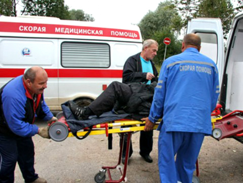 На автомагистрали под Новочеркасском в аварии сильно пострадал мужчина
