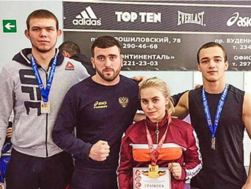 Золото и серебро областного чемпионата по вольной борьбе завоевали спортсмены из Новочеркасска