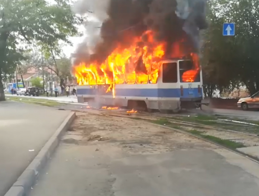 Мощное возгорание трамвая в Новочеркасске сняли на видео