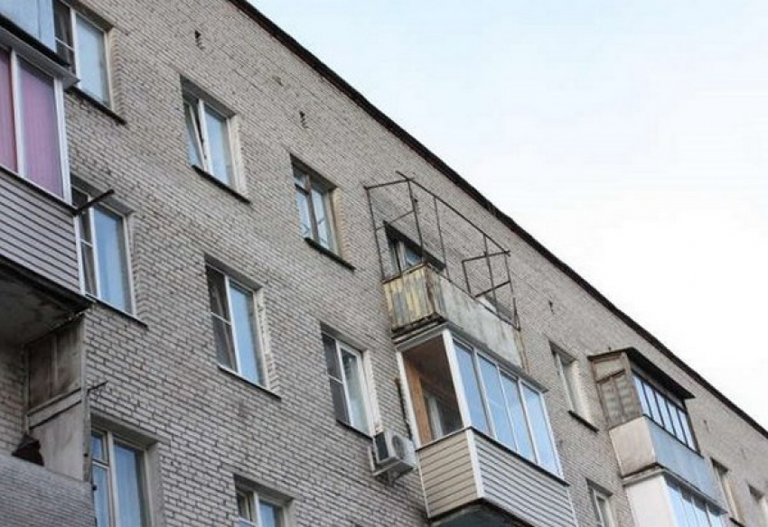 В Новочеркасске молодой мужчина упал с пятого этажа и остался жив