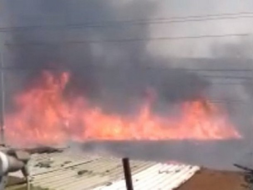 Крупный пожар произошел на окраине Новочеркасска