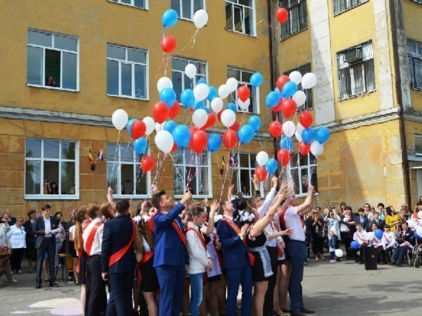 Трогательный последний звонок прозвучал для 678 школьников Новочеркасска