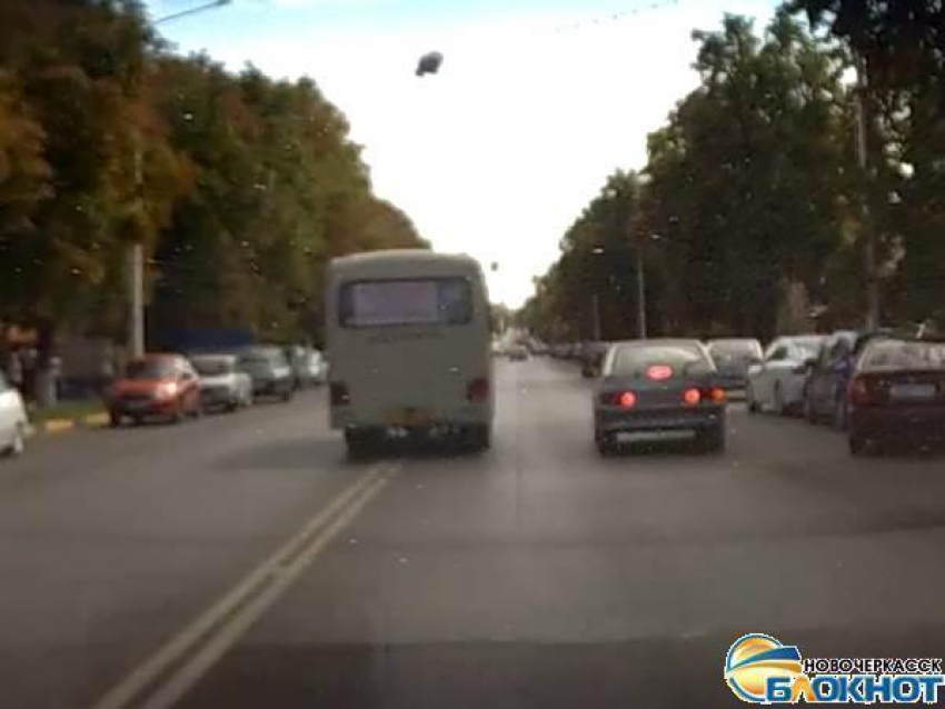 В Новочеркасске маршрутки не стесняются ездить по встречке даже на центральной улице