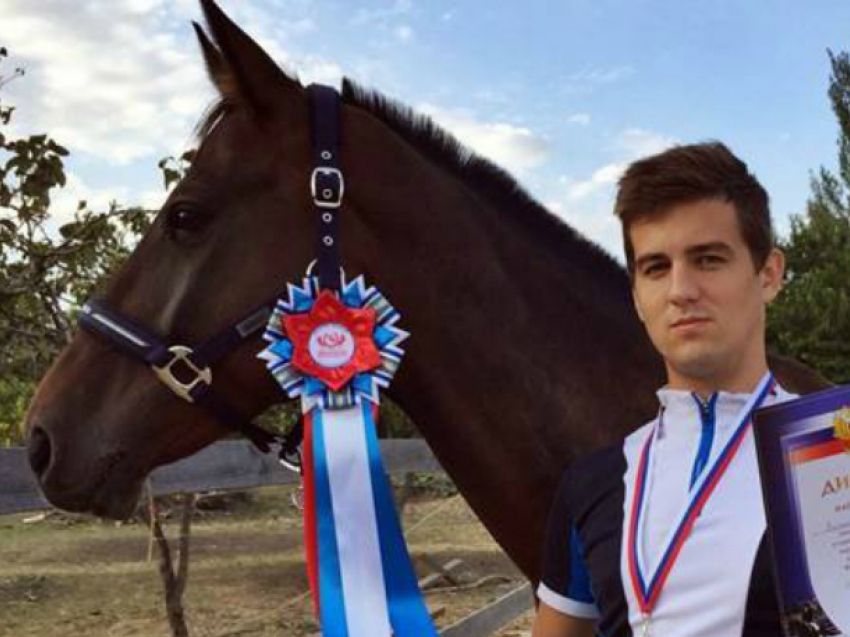 Серебряную медаль в соревнованиях по конкуру взял новочеркасский спортсмен