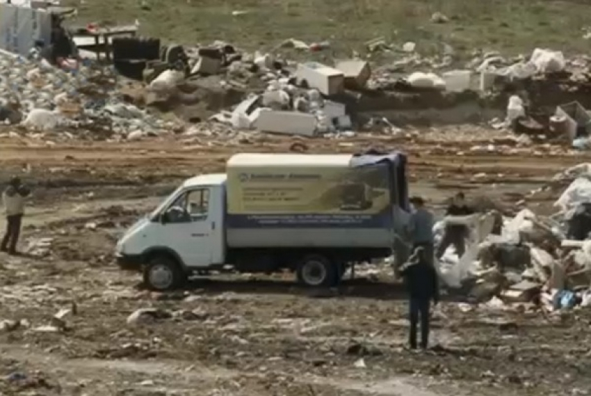 Жители Новочеркасска требуют выяснить, кто сбрасывает отходы на неработающий полигон