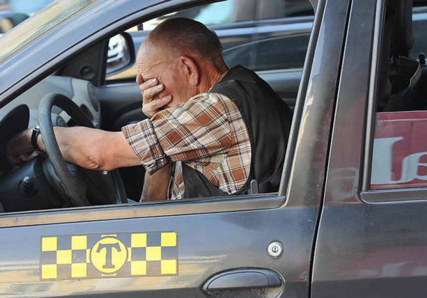 В Новочеркасске пьяный пассажир угнал машину у таксиста