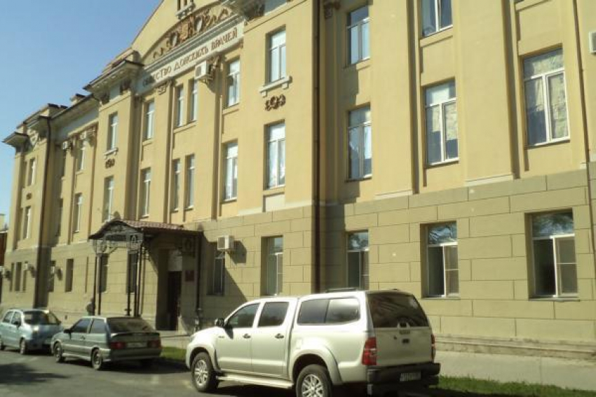Сотрудники МЧС эвакуировали людей из приемного отделения БСМП