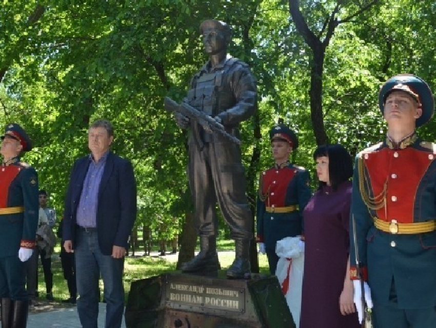 Памятник погибшему морпеху Александру Позыничу открыли в Александровском саду Новочеркасска