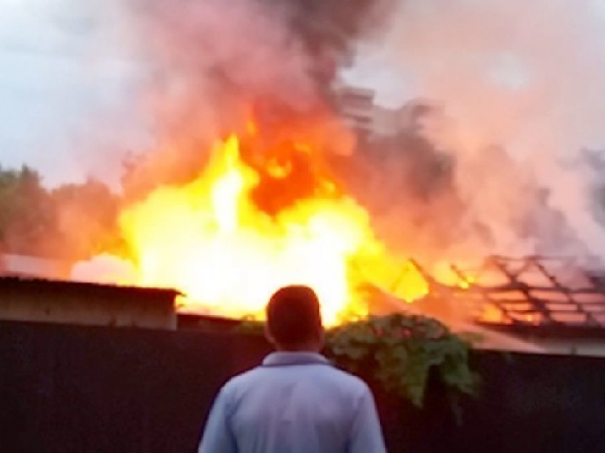 Частный дом сгорел в станице Кривянской под Новочеркасском