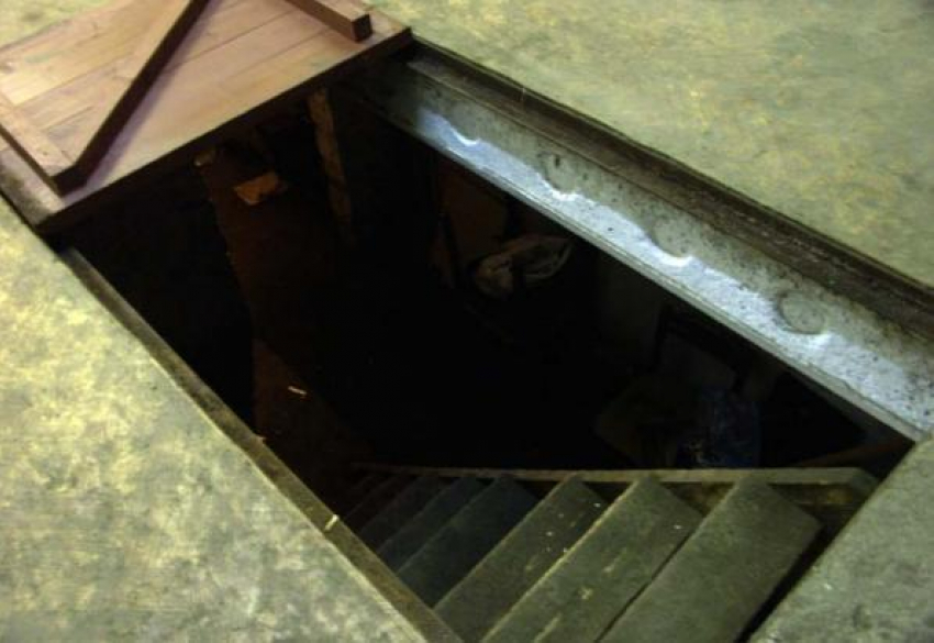 В Новочеркасске работник автосервиса упал в смотровую яму