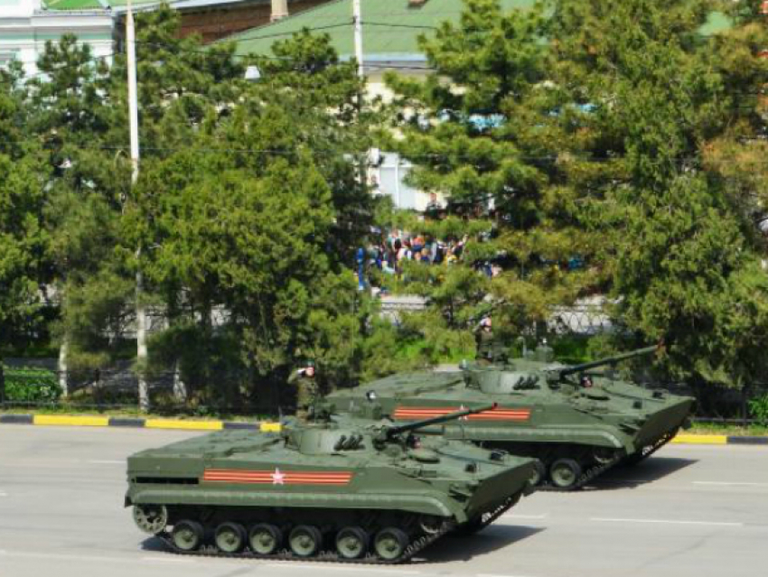 Восхитивший горожан первый военный парад в истории Новочеркасска сняли на видео