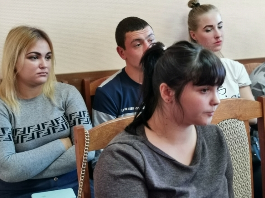 «Дайте нам наши квартиры»: в Новочеркасске дети-сироты вынуждены жить в съемном жилье из-за затянувшегося строительства домов