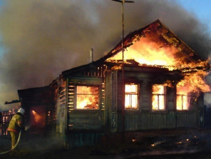Сильный пожар произошел в частном доме станицы Грушевской под Новочеркасском