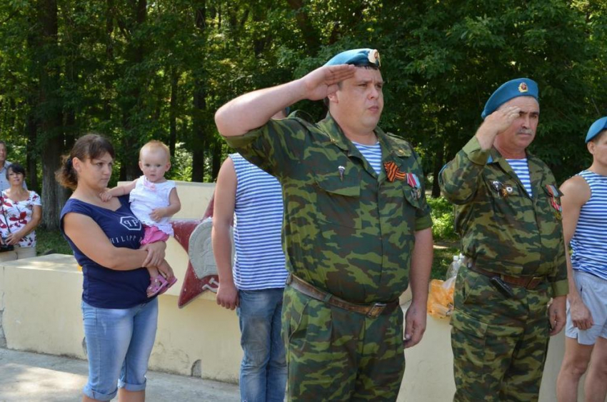 Торжественный митинг в честь дня ВДВ прошел в роще «Красная весна"