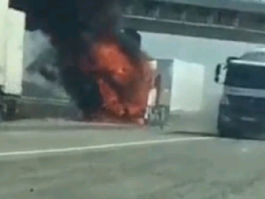 Седельный тягач сгорел на трассе возле аэропорта «Платов» под Новочеркасском