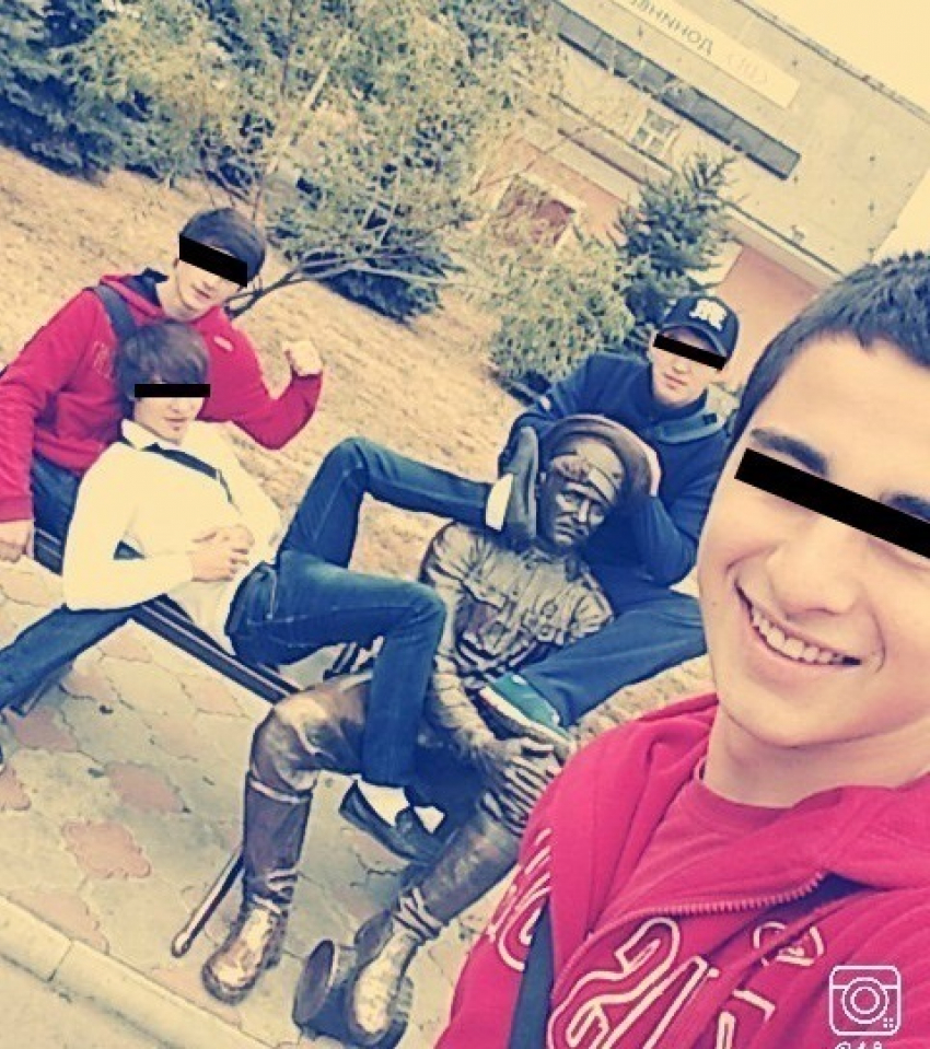 В Новочеркасске группа подростков сделала провокационное фото со скульптурой казака
