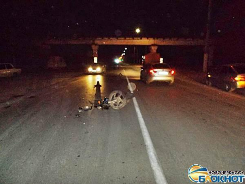В Новочеркасске иномарка сбила трех человек на скутере. ВИДЕО
