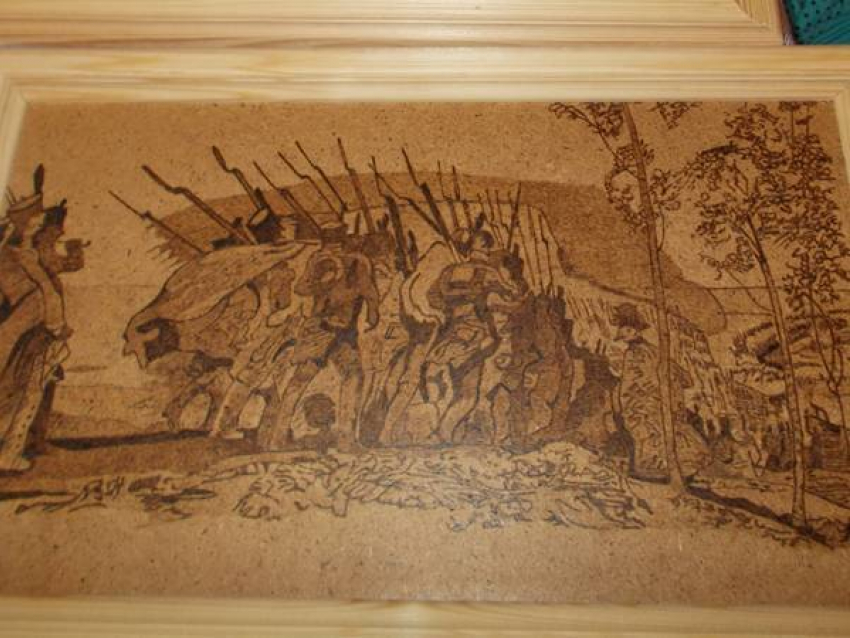 В Новочеркасске открыта выставка работ мастера выжигания по дереву Виктора Бабарыкина