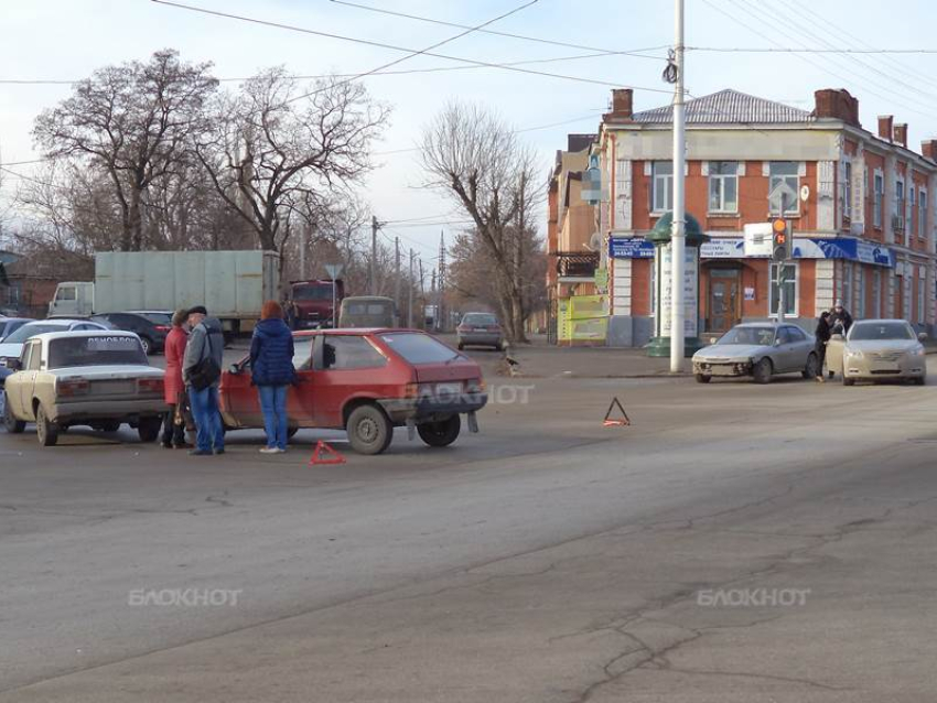 В Новочеркасске сразу два ДТП на одном перекрестке стали причиной пробки на проспекте Баклановском