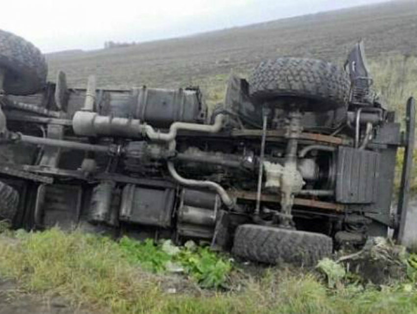 Потерявший управление КамАЗ перевернулся под Новочеркасском