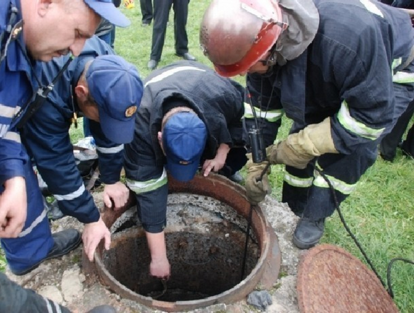 12-летний мальчик упал в канализационный люк в новочеркасском микрорайоне Молодежный