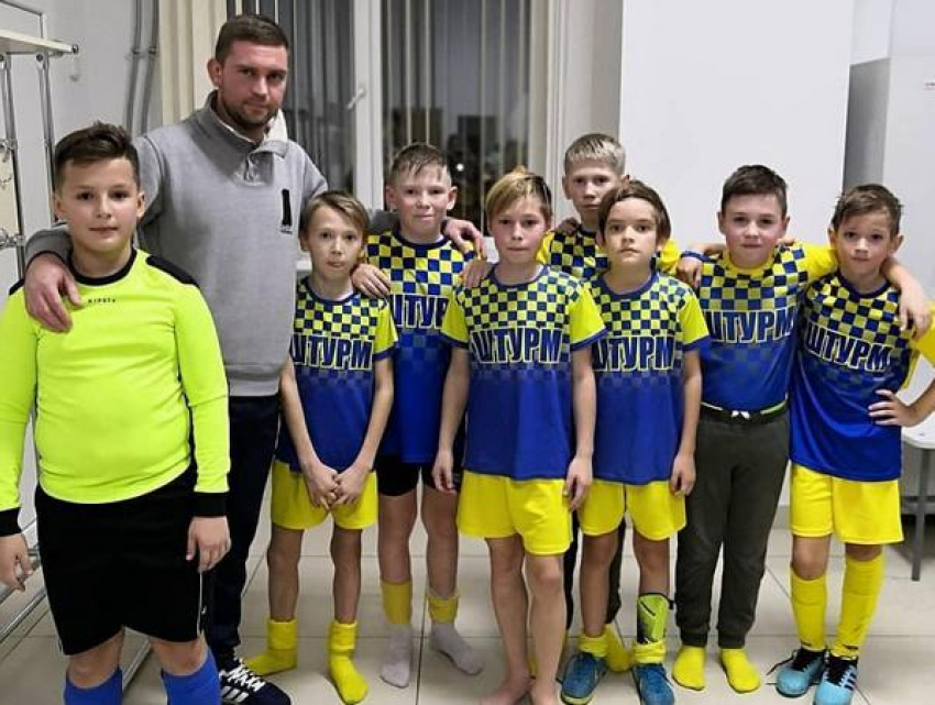 Юные спортсмены из Новочеркасска завоевали серебро в зимнем первенстве по мини-футболу