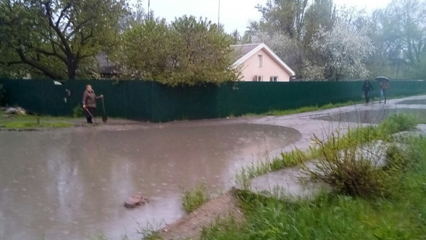 В Новочеркасске жители микрорайона Молодежный вынуждены жить рядом с огромной лужей
