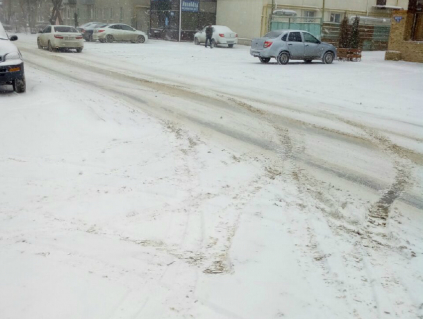 Метель неожиданно обрушилась на Новочеркасск; сугробы на городских улицах растут, а снегоуборочной техники пока не видно