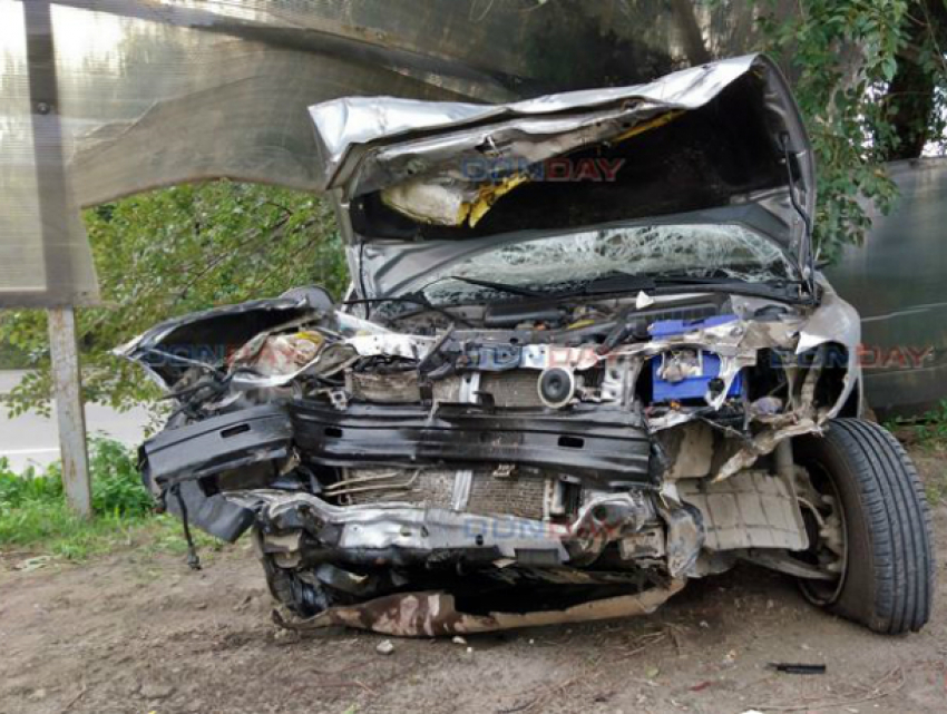 Потерявший управление водитель пробил насквозь забор и попал в больницу в Новочеркасске