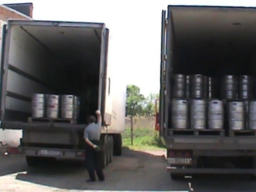 Дальнобойщики из Новочеркасска пытались завезти на территорию Ростовской области пиво сомнительного качества