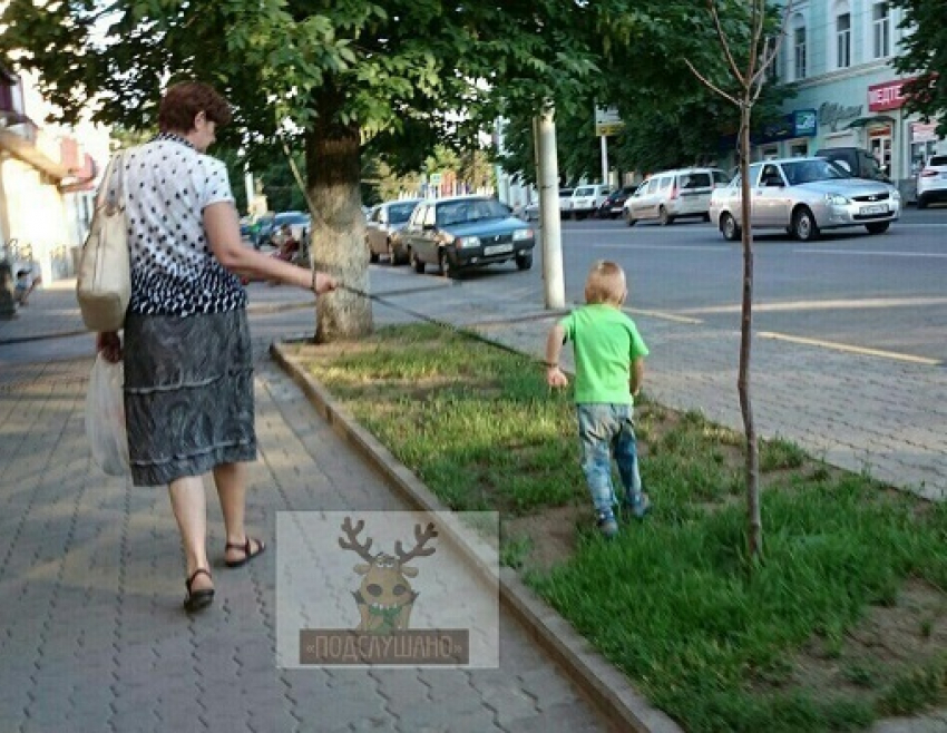 В Новочеркасске женщина выгуливает мальчика на поводке