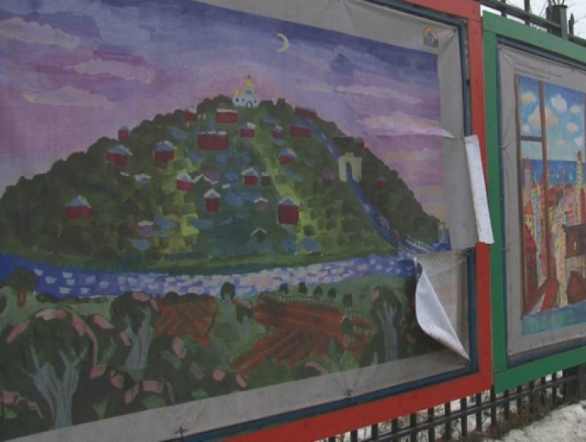 Вандалы изуродовали баннеры с детскими рисунками в Новочеркасске