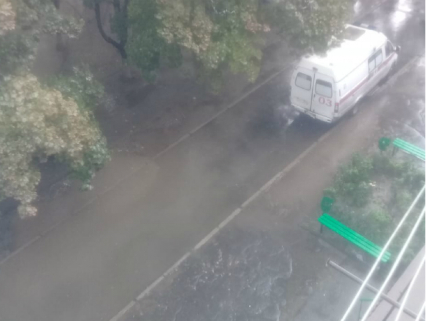 В Новочеркасске, новый асфальт на улице Чехова ушел под воду