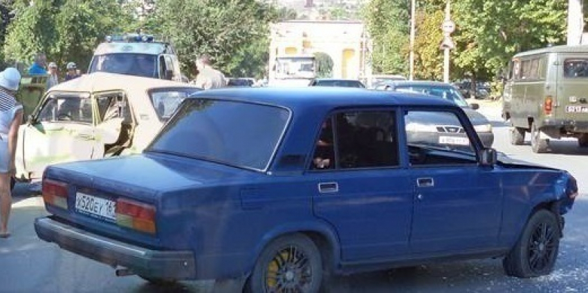 В Новочеркасске столкнулись три ВАЗа