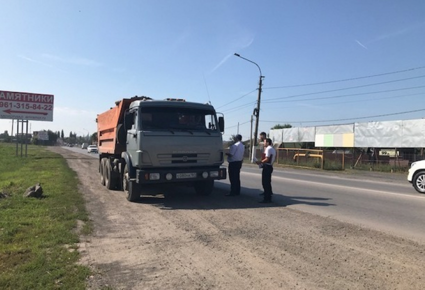 В Новочеркасске водителей грузовиков оштрафовали за неправильную перевозку песка и щебня