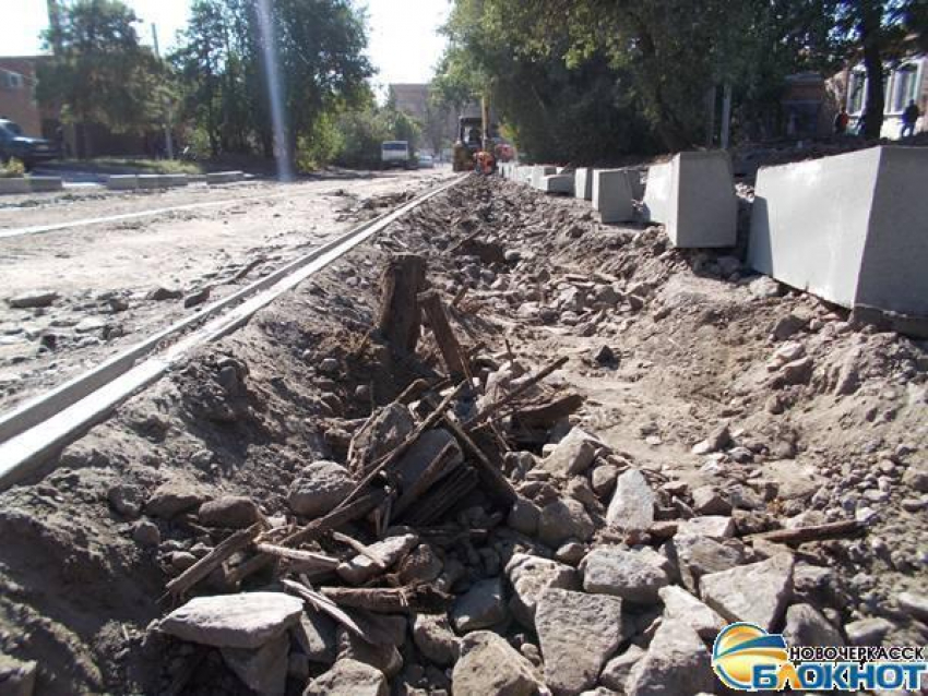 В Новочеркасске ремонтирующий улицу подрядчик повредил трамвайные шпалы