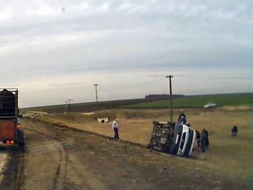 Водитель «Чери» засмотрелся на ДТП с маршруткой и врезался в дорожный знак