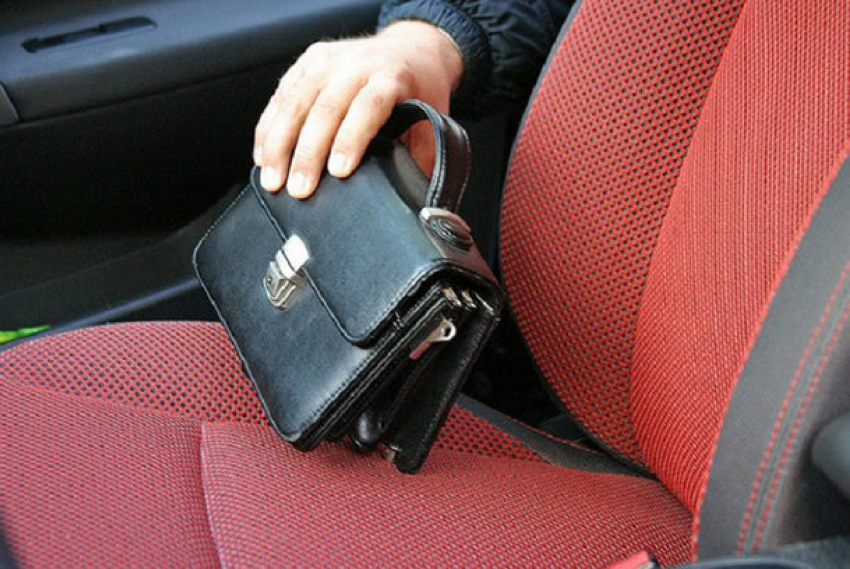 Житель Новочеркасска украл из незапертой машины сумку с деньгами
