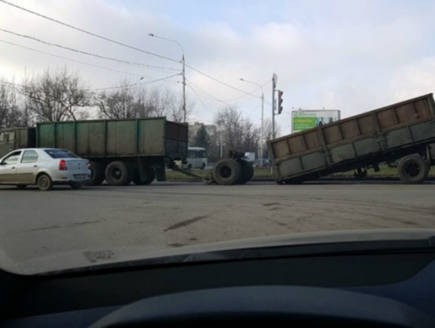 У КамАЗа отвалился прицеп на ходу в Новочеркасске