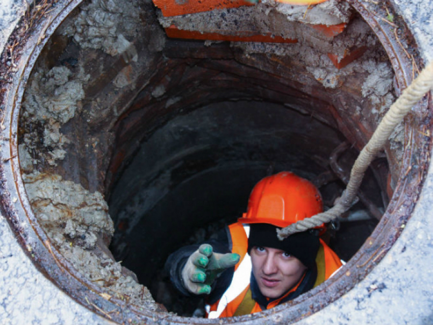 Житель Новочеркасска упал в открытый канализационный колодец