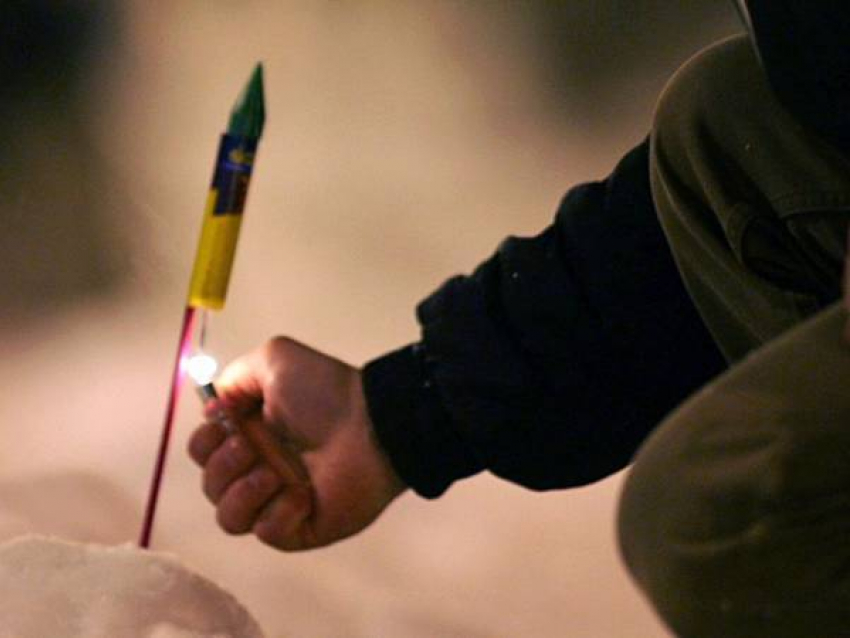 МЧС рекомендует жителям Новочеркасска покупать только сертифицированные фейерверки и запускать их в трезвом виде