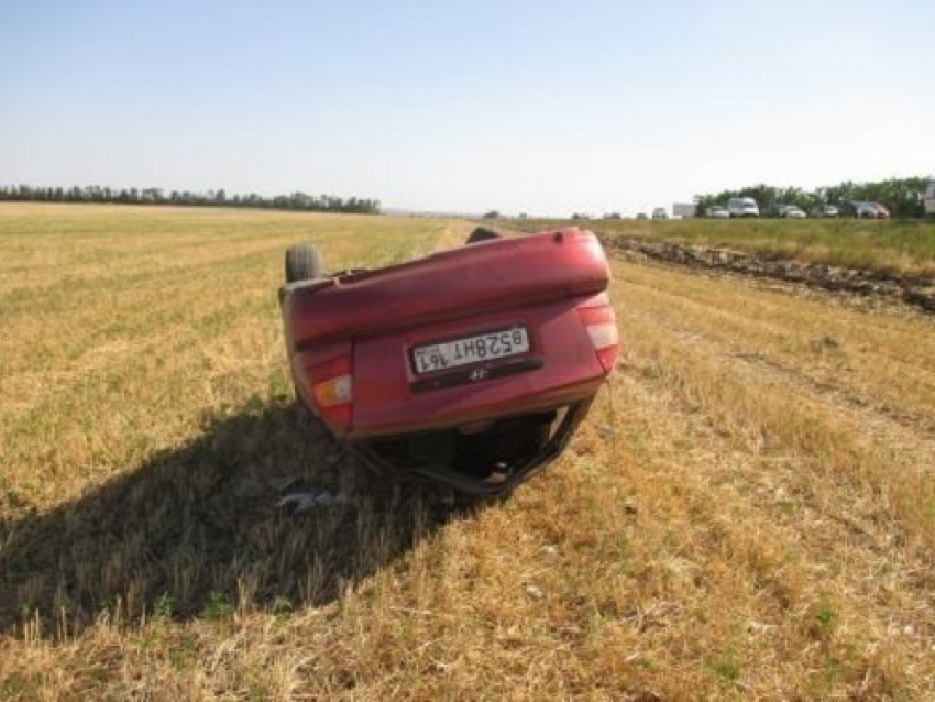 Под Новочеркасском перевернулся автомобиль «Хендай Акцент»